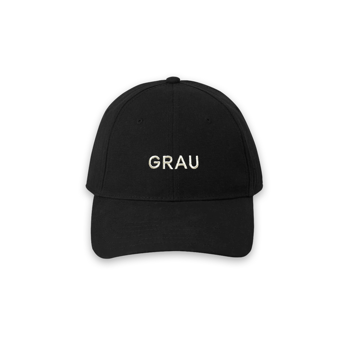 Schwarze GRAU Cap aus 100% Bio-Baumwolle mit hochwertig gesticktem GRAU Logo, nachhaltiges Fairtrade-Design.