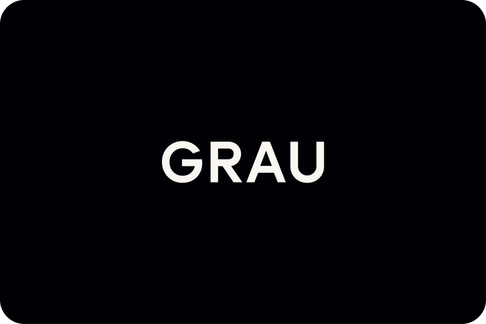 Schlichtes, elegantes GRAU Gutschein - Gift Card Design mit modernem Schriftzug auf schwarzem Hintergrund.